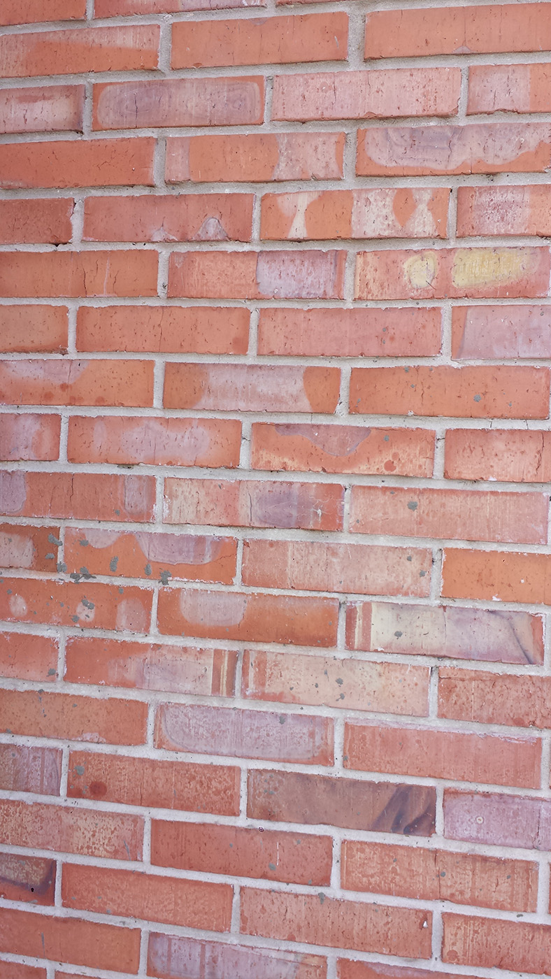 Красивый дом и забор из кирпича